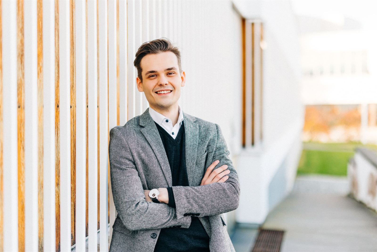 Jesse Luhtala hymyilee kädet ristissä